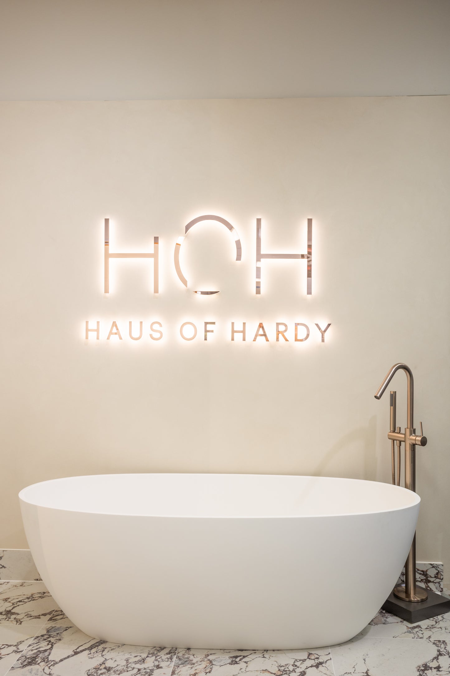 ROUND FREESTANDING BATH SPOUT AND HAND SHOWER